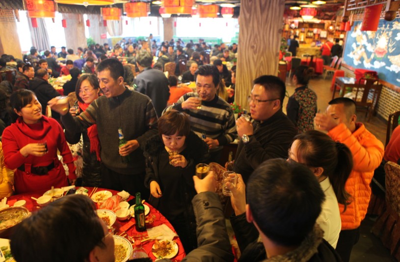 部門員工給領導敬酒