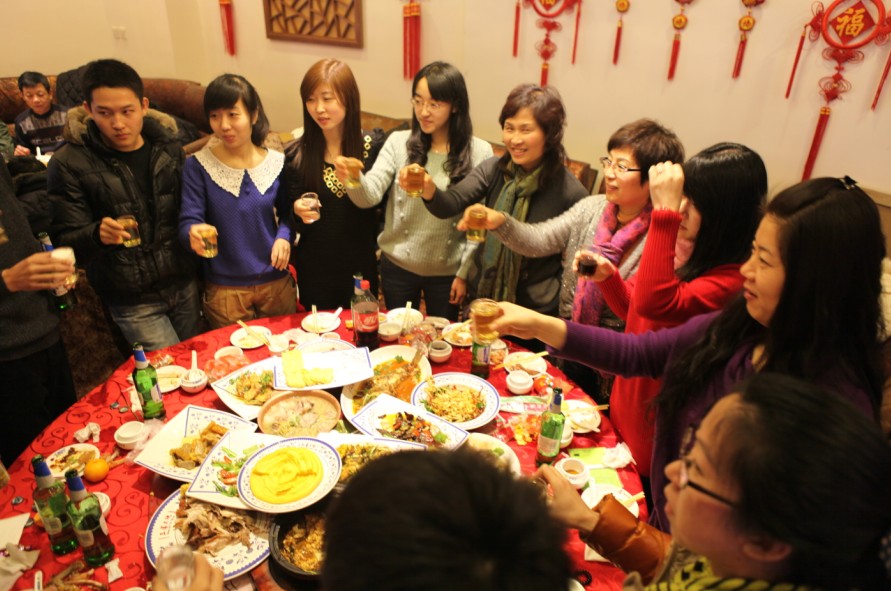 部門員工集體給領導敬酒